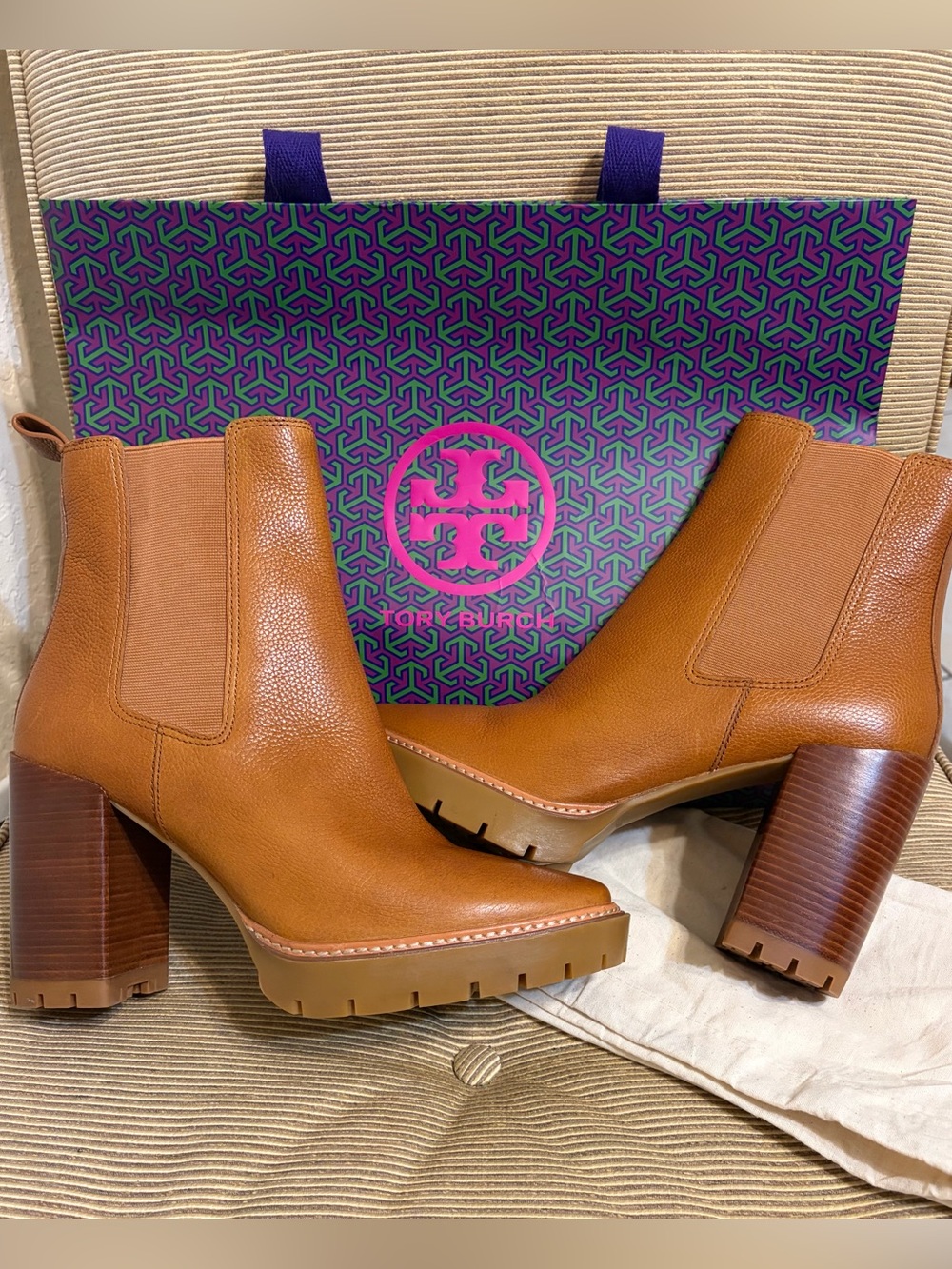 NWOT Tory Burch Carson Tumbled Leather Chelsea Lug Sole Ankle Boots - Size 10